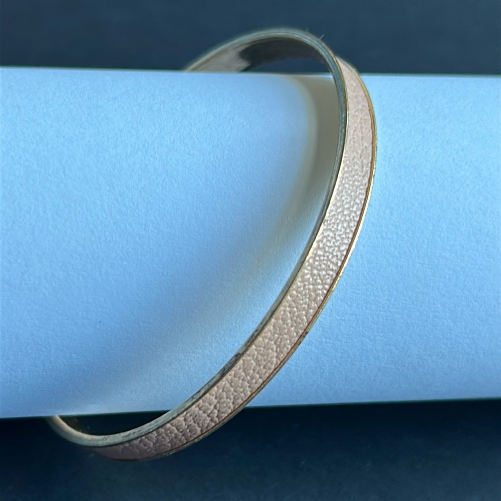 Women’s vintage‎ gold tone pastel pink faux leather bangle bracelet one size